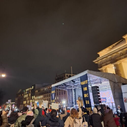 Kerzen für Gewaltopfer: Mobiltelefone im Einsatz